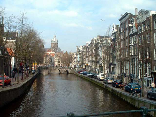 阿姆斯特丹，多元化的统一。 阿姆斯特丹那美丽的郁金香、浪漫的运河、随处可见的脚踏车、闪烁的钻石、珍贵的艺术珍藏，以及心胸开放的居民看待人生保持着“坚强地活下去，也要让别人活下去”的精神，吸引了全世界追求自由的