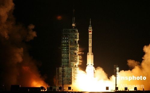 神七航天员首次进入轨道舱工作