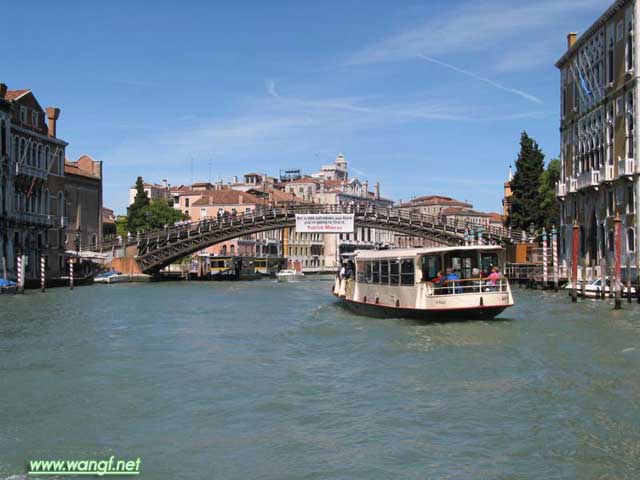 威尼斯，亚得里亚海上的水上之城。 莎士比亚的名著《威尼斯商人》对当年威尼斯盛况的描述，深深印在了许多人的脑海里，令人难忘。这颗亚得里亚海边的一颗璀璨的明珠，既有世上独一无二的水乡的温柔，四处微波荡漾，满目桥堤相连，又不乏历史上地中海最强的高雅风骨。