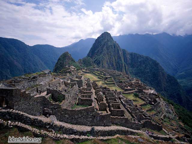 马丘比丘，印加失落之城。 20世纪初，人们传说在秘鲁安第斯山脉的崇山峻岭中有一座神秘的古城。西班牙人在长达300年的殖民统治期间对它一无所知，秘鲁独立后100年间也无人涉足。400多年的时光里，只有翱翔的山鹰一睹古城的雄姿——它就是今天的马丘比丘印加遗址